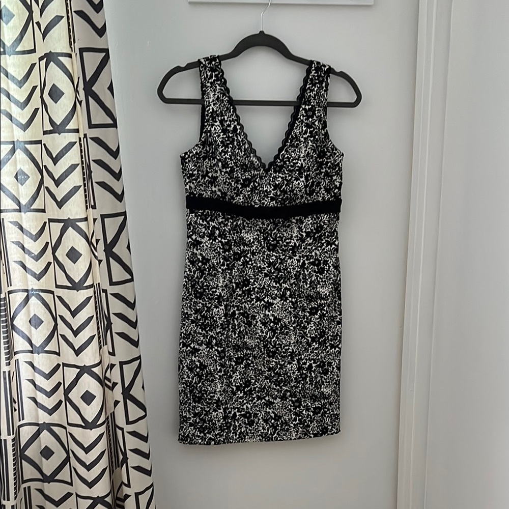 Connected Apparel Black and White Patterned Mini Dress 6P